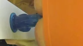 Две момчета чукат ст ...