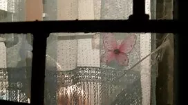 Рейна седи на лицето ...