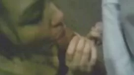 Блондинка и мъж имат ...