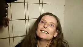 Тъмнокоса момиче се  ...